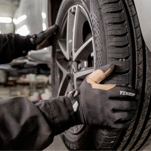 En Norfix somos uno de los mayores especialistas de la reparaci&oacute;n del neum&aacute;tico a nivel europeo.
Impulsamos activamente un cambio del sector automovil&iacute;stico con productos seguros, eficientes, sostenibles y con soluciones integrales dirigidas a talleres de reparaci&oacute;n y mantenimiento de veh&iacute;culos. Por eso, somos una competencia primordial ante la protecci&oacute;n clim&aacute;tica dada la estricta legislaci&oacute;n sobre emisiones y las reservas de petr&oacute;leo existentes.
Bajo el lema &ldquo;Gestionamos tu taller&rdquo; en Norfix construimos relaciones estrechas de asociaci&oacute;n tanto con los fabricantes de neum&aacute;ticos y la industria automovil&iacute;stica en general como con el especialista del neum&aacute;tico en particular.
Te ofrecemos soluciones integrales, probadas y certificadas
Todas las soluciones que ofrecemos est&aacute;n previamente probadas, certificadas y acordadas conjuntamente con cada cliente, en los campos de la protecci&oacute;n contra la corrosi&oacute;n y el desgaste, los servicios de mantenimiento y reparaci&oacute;n de bandas transportadoras, as&iacute; como en la reparaci&oacute;n del neum&aacute;tico dentro del sector de automoci&oacute;n.